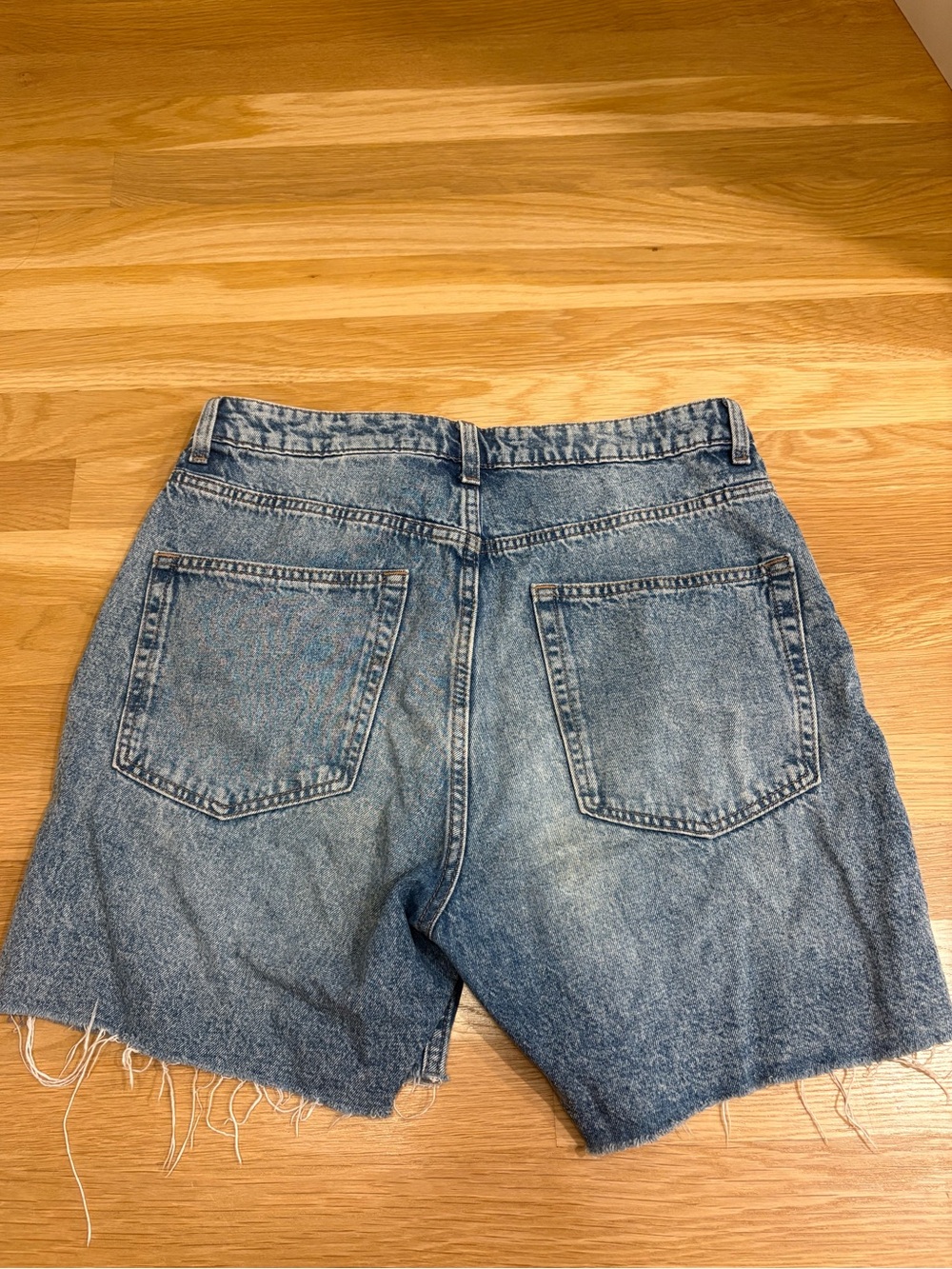 H&M Medium Wash Cutoff Shorts Raw Hem Size 8 - Picture 2 of 3